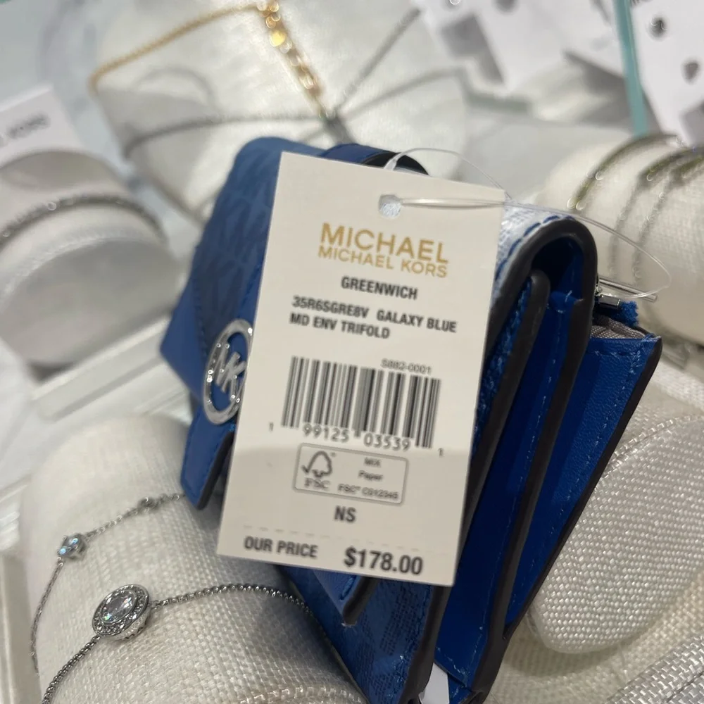 MICHAEL KORS Greenwich Medium Ombré Signature Logo Tri-Fold Wallet
Galaxy Blue - Picture 4 of 16